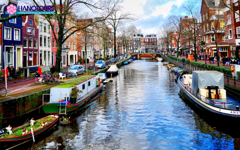 Thủ đô Amsterdam nổi tiếng với hệ thống kênh đào tuyệt đẹp