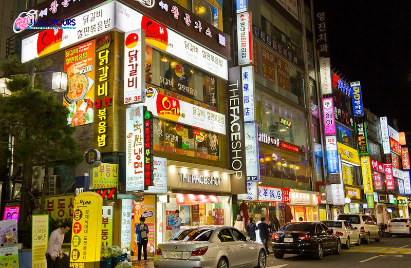 Chợ Dongdaemun nằm tại quận Jongno-gu thuộc trung tâm thủ đô Seoul