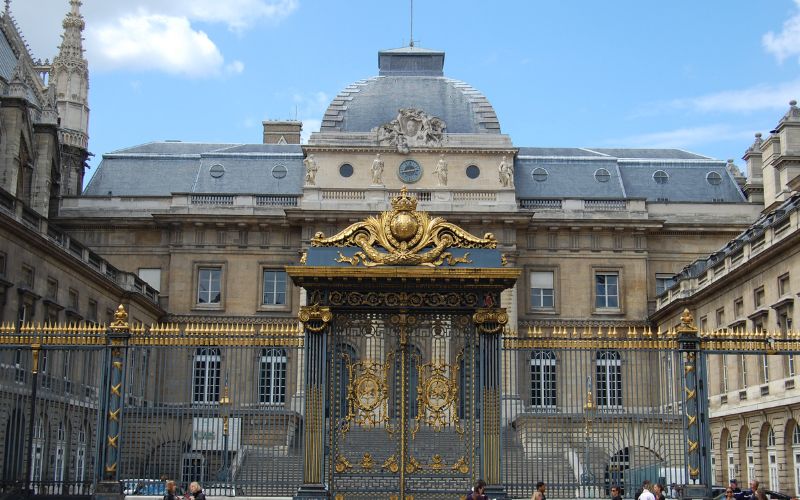 Choáng ngợp bởi kiến trúc nguy nga của Palais de Justice