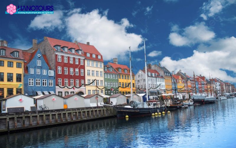 Những ngôi nhà đầy màu sắc nằm dọc trên con kênh tại phố cổ Nyhavn