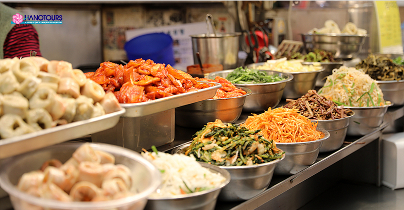 Du khách có thể ghé quán ăn để thưởng thức ẩm thực độc đáo tại Gwangjang