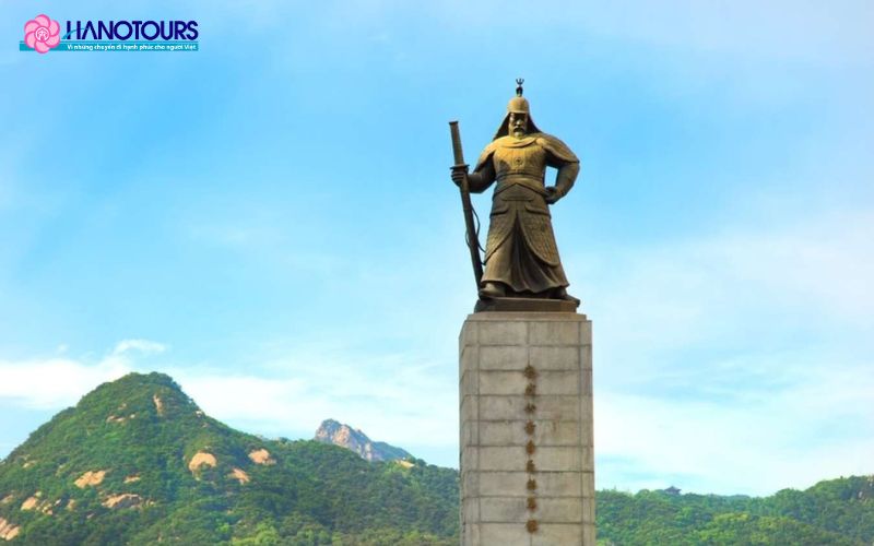 Tượng anh hùng Yi Sun-sin nằm ngay dưới chân tháp Busan