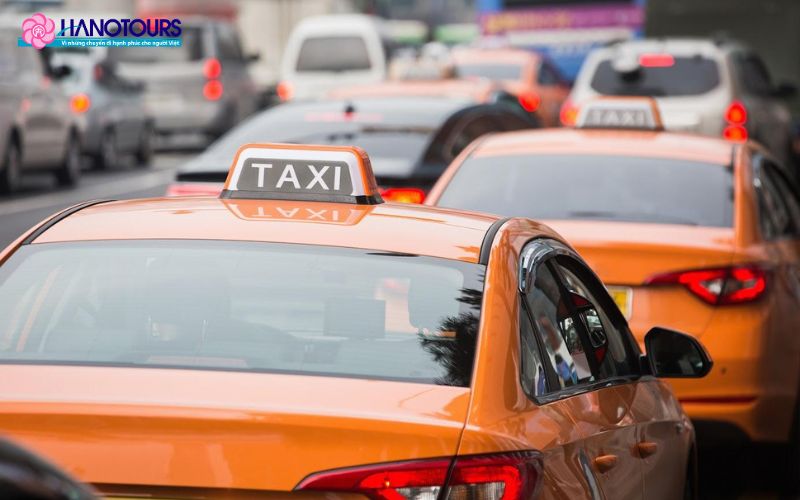 Di chuyển bằng taxi vô cùng tiện lợi nếu bạn đi theo nhóm hoặc gia đình
