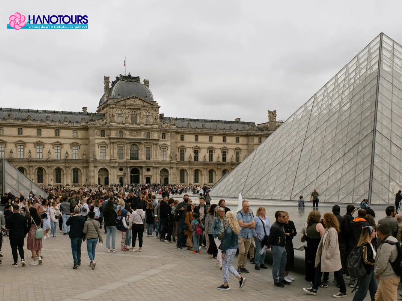 Du khách tham quan ở bảo tàng Louvre