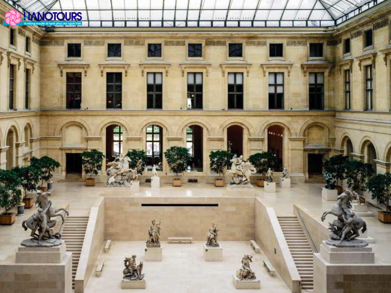 Bên trong dãy nhà Rechelieu của bào tàng Louvre