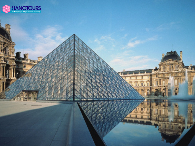 Kim tự tháp bằng kính nổi tiếng ở bảo tàng Louvre