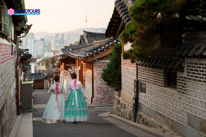 Bạn có thể dạo quanh khám phá làng Hanok Bukchon cùng các bảo tàng