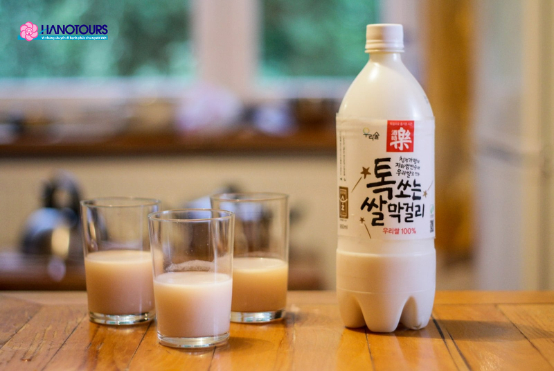 Makgeolli là loại rượu gạo truyền thống của Hàn Quốc, có vị hơi ngọt và tươi mát