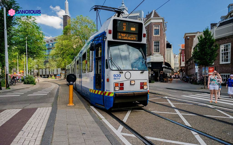 Amsterdam, các thành phố khác có mạng lưới tàu điện ngầm, xe buýt phát triển