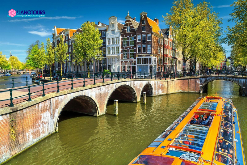 Amsterdam thu hút du khách bởi sự sầm uất, nhộn nhịp của một thành phố lớn