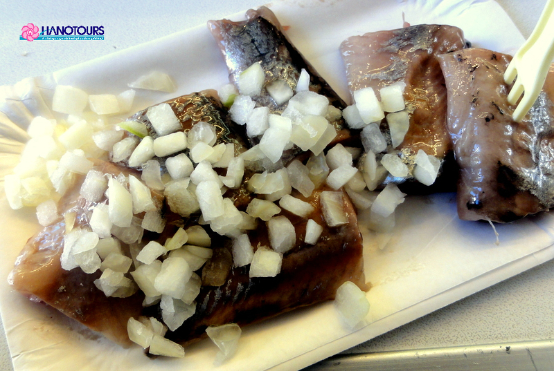 Bạn có thể ăn món raw herring với sandwich, hành tây và dưa muối