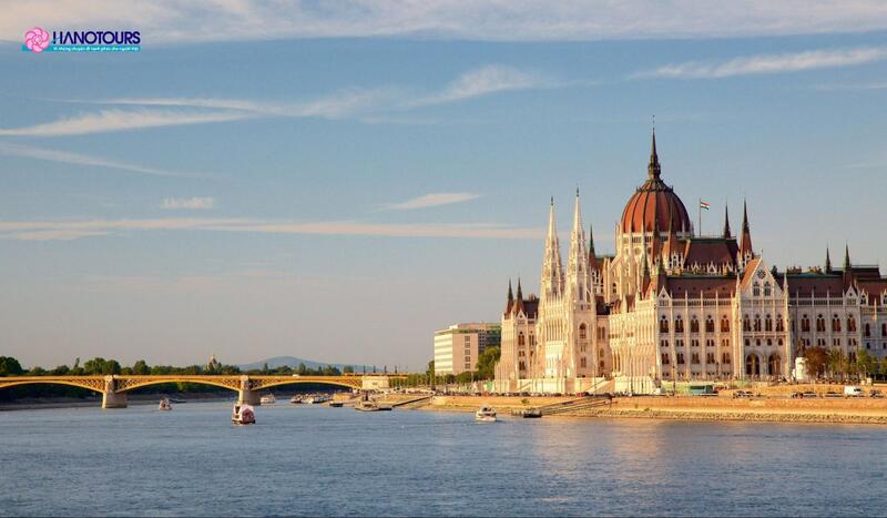 Sông Danube là biểu tượng cho sự lãng mạn và thơ mộng khi du lịch Hungary