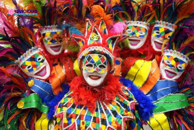 Những bộ quần áo truyền thống và hiện đại được thiết kế cách điệu ở lễ Carnival