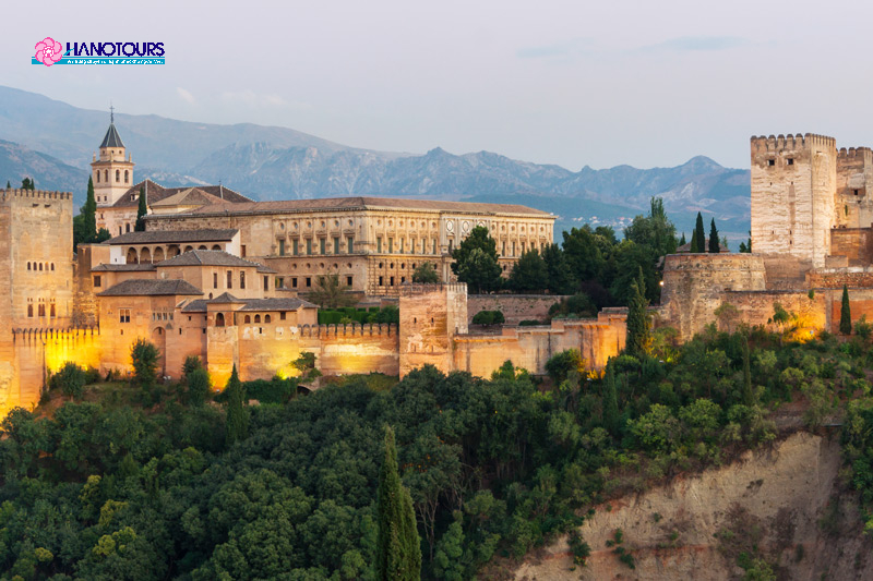 Alhambra là một lâu đài mang biểu tượng của văn hóa và lịch sử Tây Ban Nha