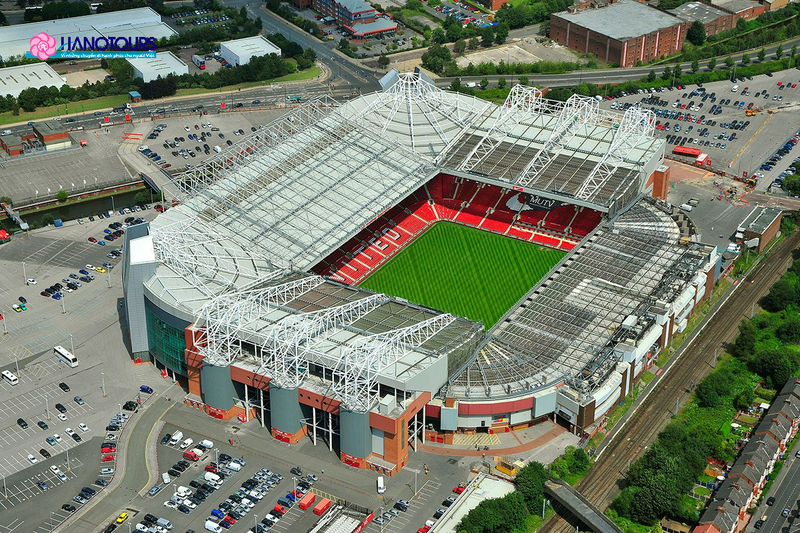 Old Trafford là sân nhà của Manchester United - đội bóng nổi tiếng nhất thế giới