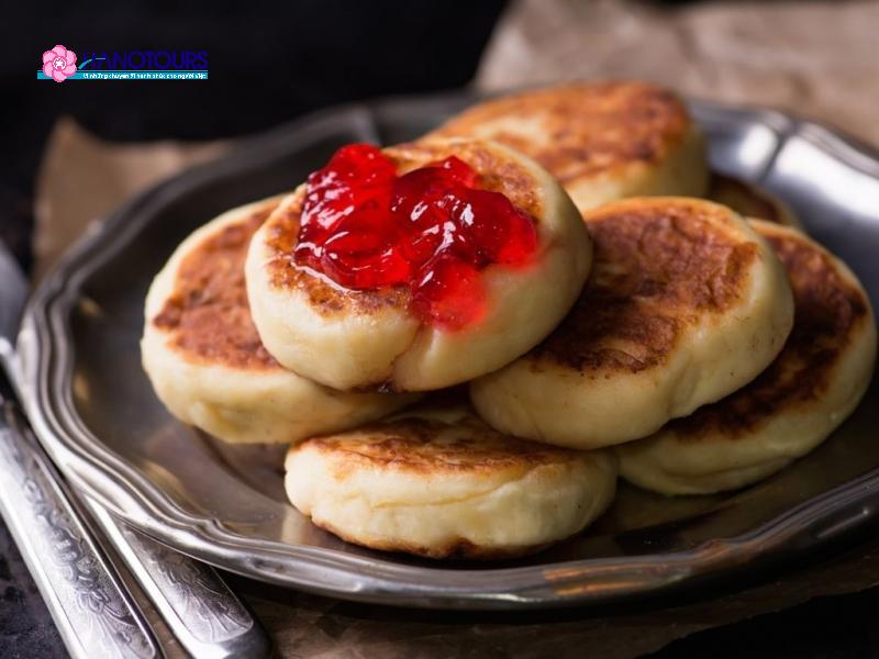 Bánh Syrniki là loại bánh kếp được làm từ pho mát quark, trứng và bột mì
