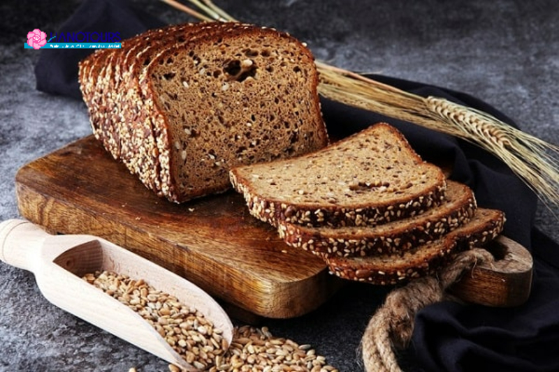 Bánh mì đen của Nga được làm từ lúa mạch đen, mang hương vị đặc biệt