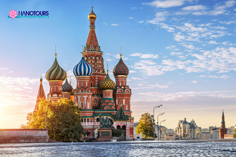 Điện Kremlin là một phức hợp kiến trúc được xây dựng từ thế kỷ 15