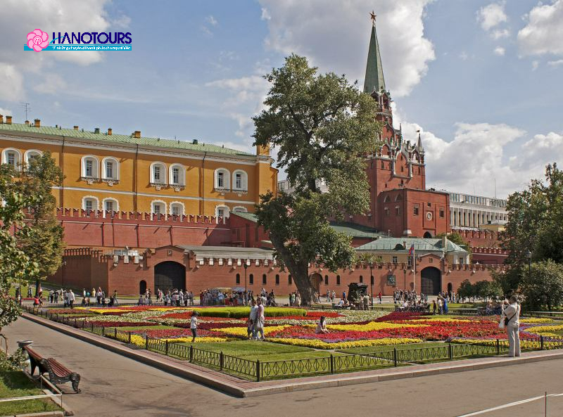 Vườn Alexandrovsky là một công viên xanh mát nằm gần điện Kremlin