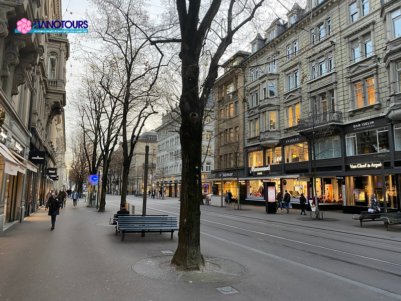 Khu Phố Bahnhofstrasse ở Zurich là một trong những điểm mua sắm đẳng cấp