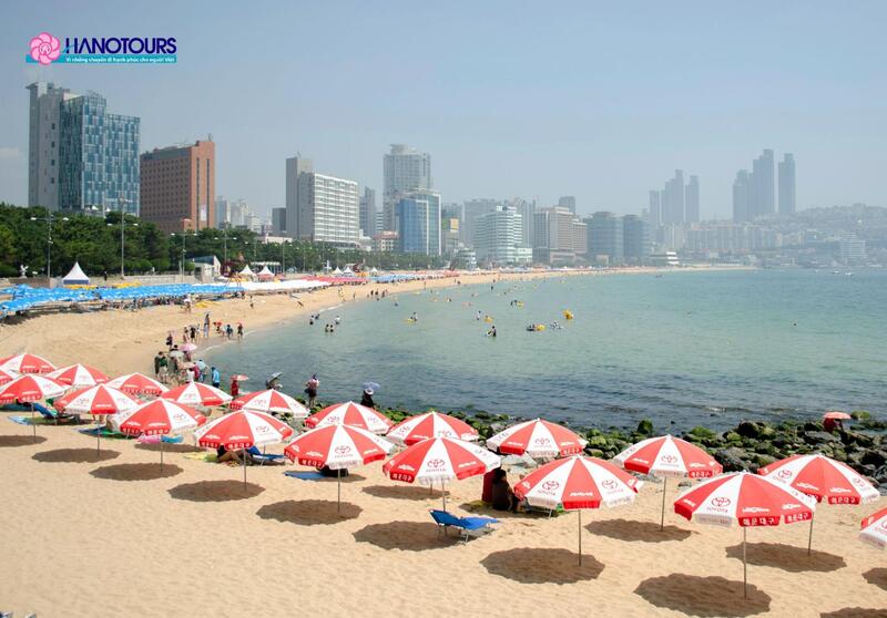 Biển Haeundae thường diễn ra các trò chơi biển như chèo thuyền, lướt sóng