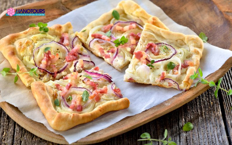 Món bánh tarte flambée hấp dẫn