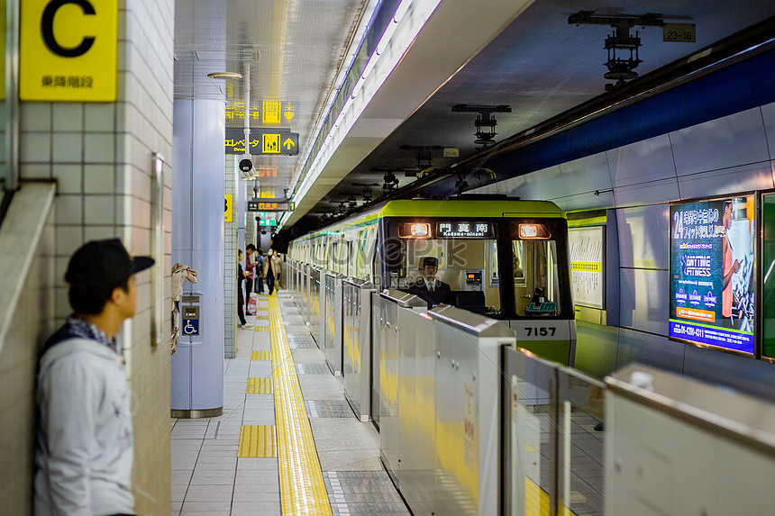 Di chuyển bằng tàu điện ngầm tại Osaka là trải nghiệm thú vị mà bạn đừng nên bỏ lỡ