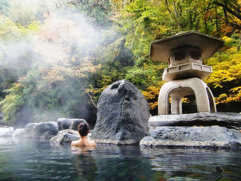 Tắm onsen là trải nghiệm đáng nhớ dành cho bạn khi du lịch Nhật tháng 2