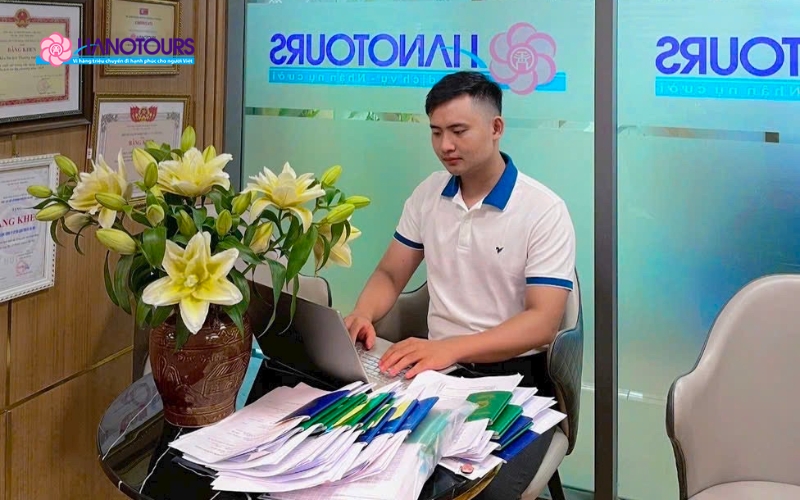 Liên hệ Hanotours qua hotline để đặt lịch hẹn tư vấn