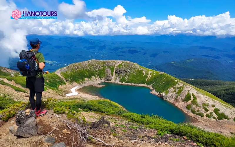 Núi Ontake nằm ở ranh giới giữa hai tỉnh Nagano và Gifu, Nhật Bản