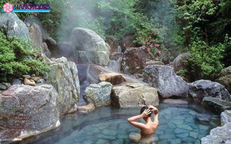 Tắm nước nóng Onsen