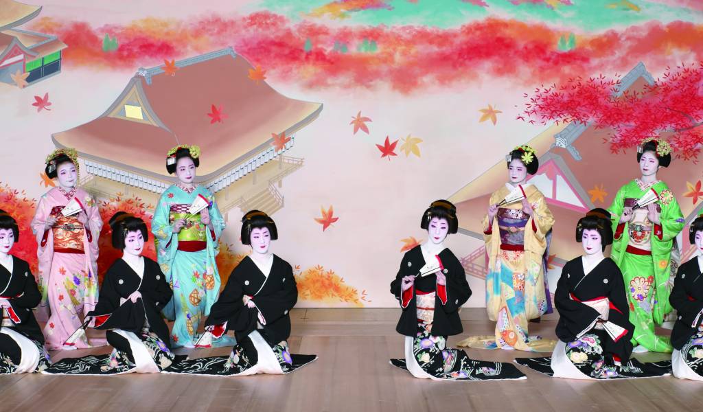 Các Maiko và Geiko trình diễn những điệu múa tinh tế, với trang phục kimono truyền thống sang trọng và trang điểm cầu kỳ