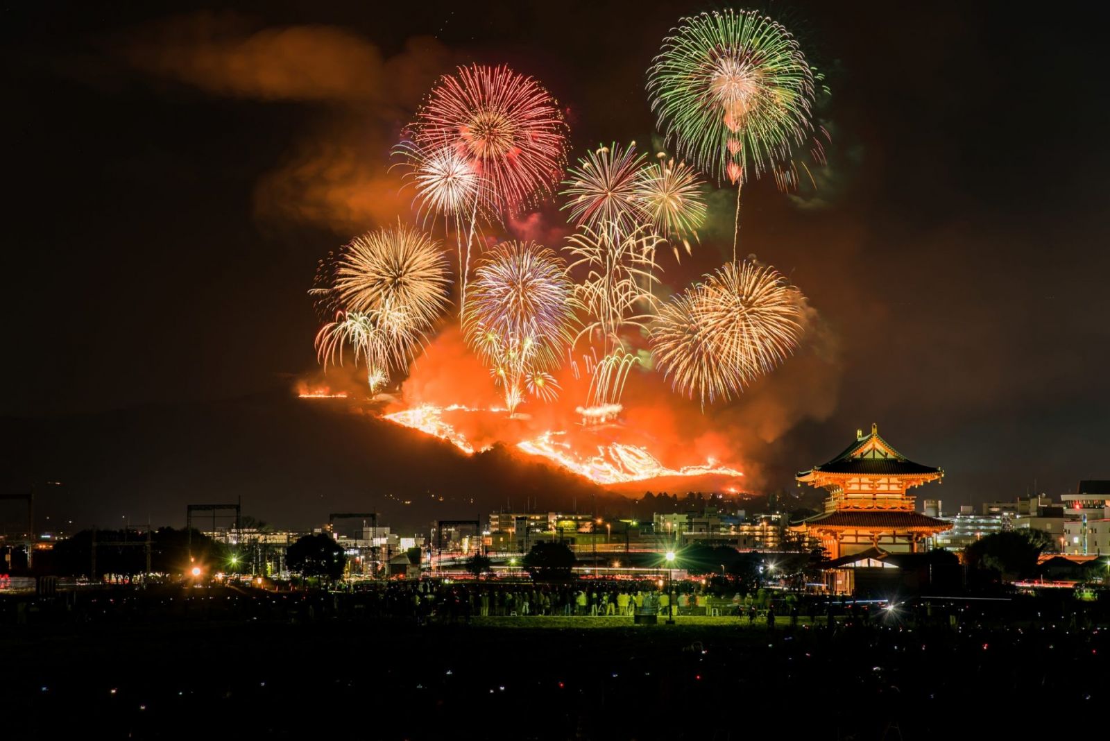 Lễ hội Wakakusa Yamayak mãn nhãn với màn bắn pháo hoa độc đáo