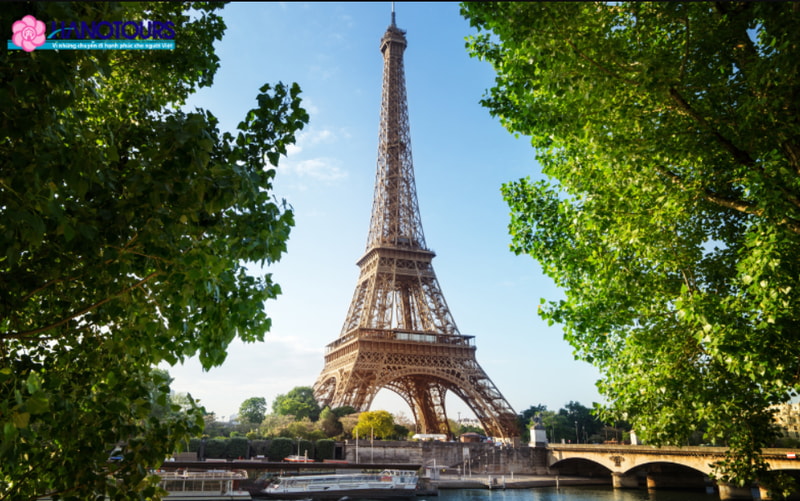 Tháp Eiffel - Biểu tượng của kinh đô ánh sáng