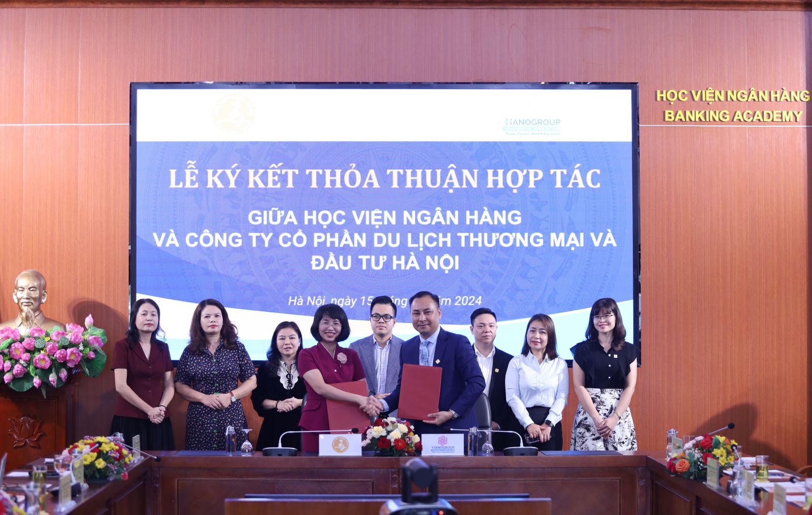 PGS.TS Phạm Thị Hoàng Anh - Phó Giám đốc phụ trách Ban Giám đốc HVNH và ông Hồ Xuân Phúc - Tổng Giám đốc Hanotours thực hiện nghi lễ ký kết thỏa thuận hợp tác 