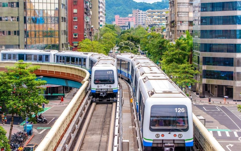 Sử dụng tàu MRT để di chuyển giữa các điểm du lịch