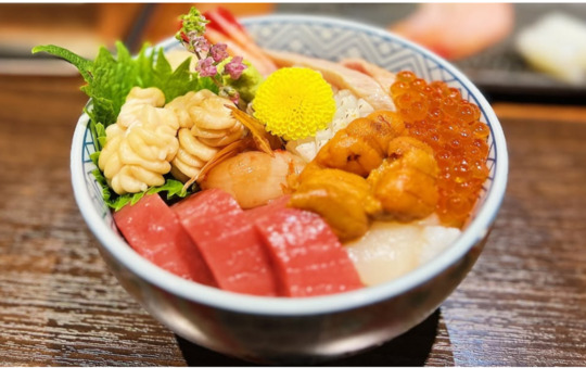 Sushi dạng cơm trộn: Chirashi sushi (sưu tầm)