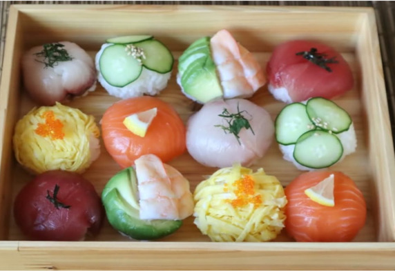 Temari sushi trông giống những trái bóng sushi trên bàn ăn (sưu tầm)