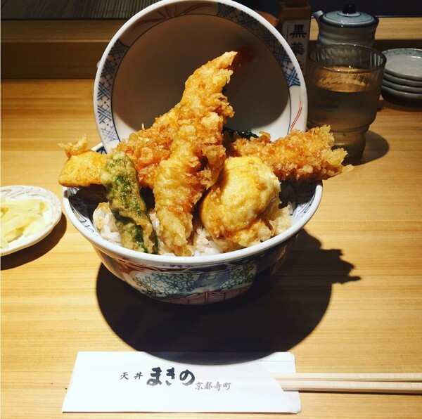 Món Tendon được trang trí vô cùng bắt mắt của Tendon Makino Kyoto Teramachi