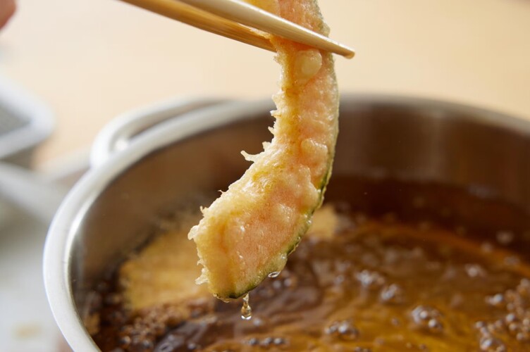 Chiên nguyên liệu ở nhiệt độ dầu thích hợp để tempura có độ giòn hoàn hảo