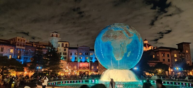 Hình ảnh đài phun nước địa cầu nổi tiếng của Tokyo DisneySea tại Mediterranean Harbor