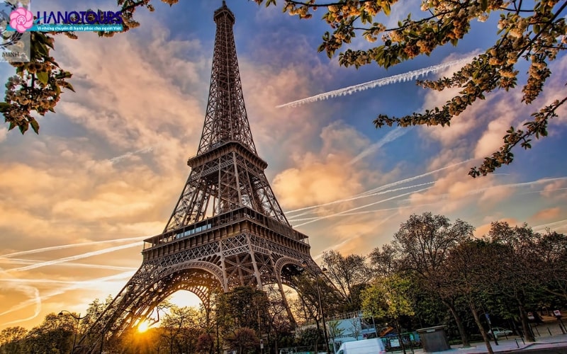 Tháp Eiffel tại Paris nước Pháp