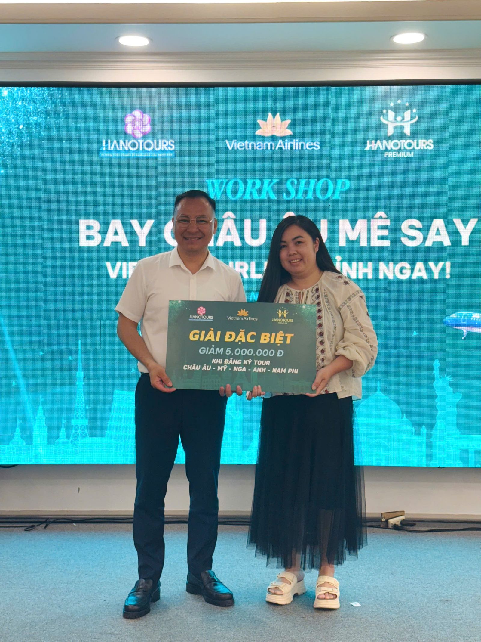 Ông Hồ Xuân Phúc trao phần thưởng đặc biệt trong phần thi bốc thăm may mắn