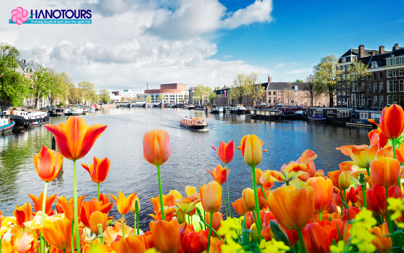 Thủ đô Amsterdam nổi tiếng với hệ thống kênh đào tuyệt đẹp
