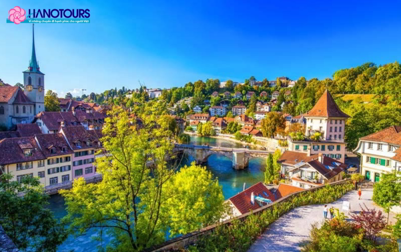 Thủ đô Bern với những con phố nhỏ và tòa nhà cổ kính
