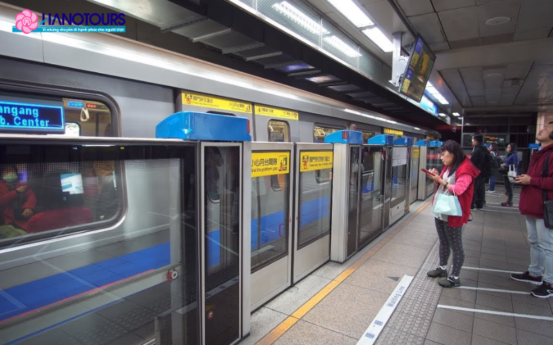 Di chuyển bằng tàu điện