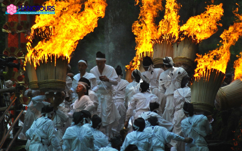 Lễ hội Nachi Himatsuri mang ý nghĩa thanh tẩy và xua đuổi tà ma bằng sức mạnh của lửa