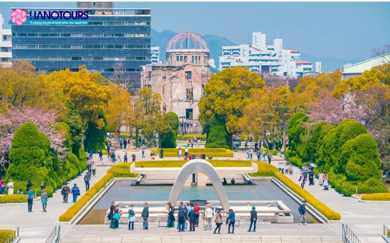 Công viên tưởng niệm hòa bình Hiroshima mang không khí trầm mặc và tĩnh lặng, yên bình