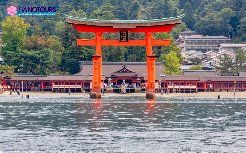 Đền Itsukushima là điểm tham quan dành cho những trái tim mộng mơ và lãng mạn