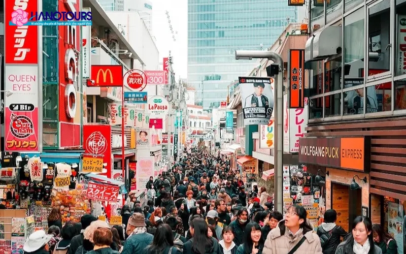 Khu phố Harajuku là nơi tập trung nhiều cửa hàng thời trang và ăn uống nổi tiếng